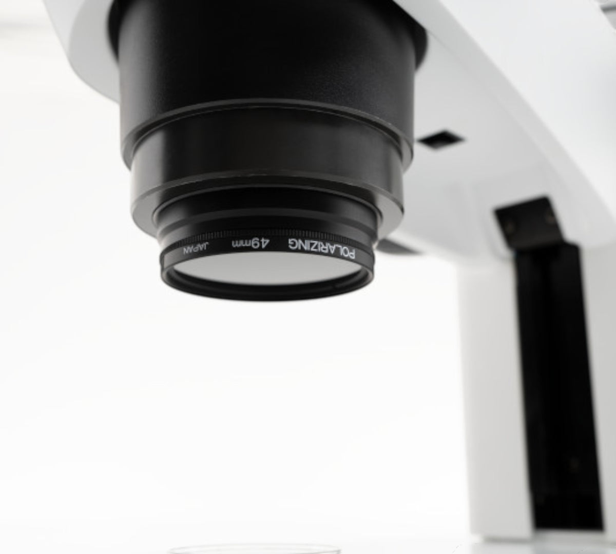 ASKANIA Mikroskoptechnik ZEISS Stemi 355 Lab Stereomikroskop mit montiertem Polarisationsfilter am Objektiv