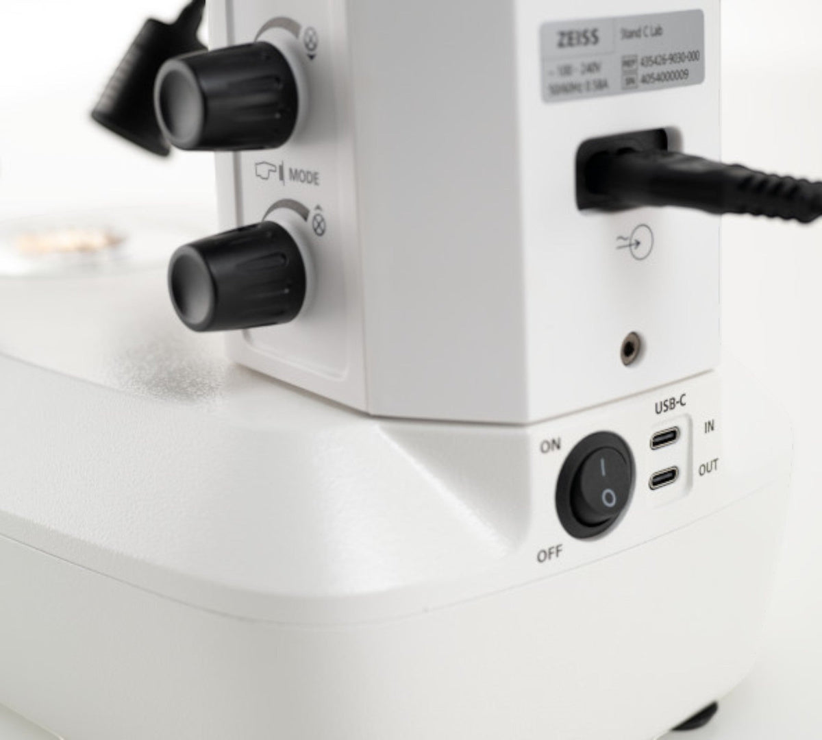 ASKANIA Mikroskoptechnik ZEISS Stemi 355 Trino C Lab Stativ mit USB-C Anschlüssen und Ein-Aus-Schalter