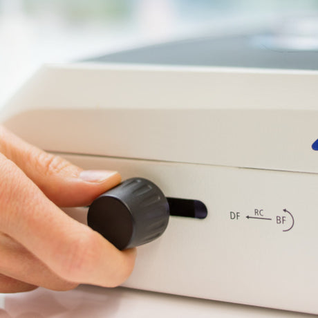 ASKANIA Mikroskoptechnik Hand bedient den Kontrastregler am ZEISS Stemi 508 Stativ M LED für Hellfeld und Dunkelfeld