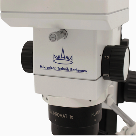 ASKANIA SMT Stereomikroskop mit Planachromat 1x Objektiv und Fokus-Einstellrad für präzise technische Inspektionen.