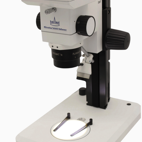 ASKANIA SMT Stereomikroskop mit Profilsäule, Planachromat 1x Objektiv und LED-Auflicht für technische Inspektionen.