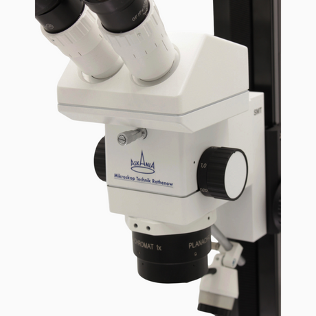 ASKANIA SMT Stereomikroskop mit weißem Gehäuse, Profilsäule und Galilei-Optik für technische Qualitätskontrollen.