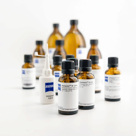 ZEISS Immersionsöle und Immersionsflüssigkeiten in verschiedenen Braunglasflaschen für die Mikroskopie