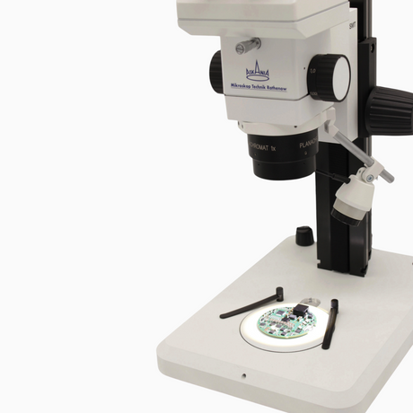 ASKANIA SMT Stereomikroskop mit Profilsäule, LED-Spot und Leiterplatte auf weißem Stativ für technische Inspektionen.