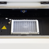 ASKANIA attomol Caleidoscan 100 Fluoreszenz-Imager mit eingelegter 96-Well-Mikrotestplatte im Laborgerät