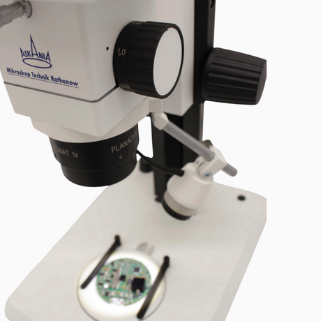 ASKANIA SMT Stereomikroskop mit Profilsäule, Planachromat 1x Objektiv und LED-Auflicht für technische Inspektionen.
