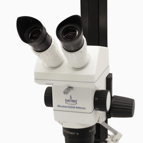 ASKANIA SMT Stereomikroskop mit Profilsäule, weißes Gehäuse, Galilei-Optik und 1x Planachromat für technische Analysen.