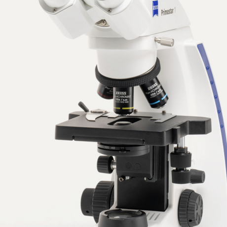 ZEISS Primostar 1 Binokular-Mikroskop mit Plan-Achromat-Objektiven und Kreuztisch für Labor und Ausbildung.